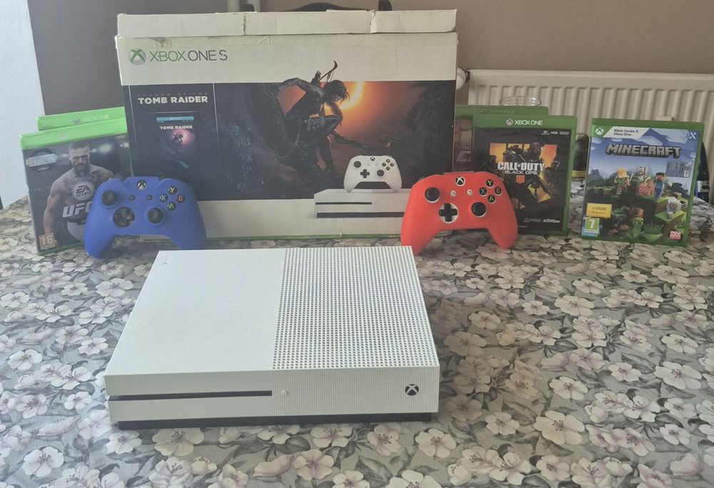 Xbox one s 1TB с 5 игри