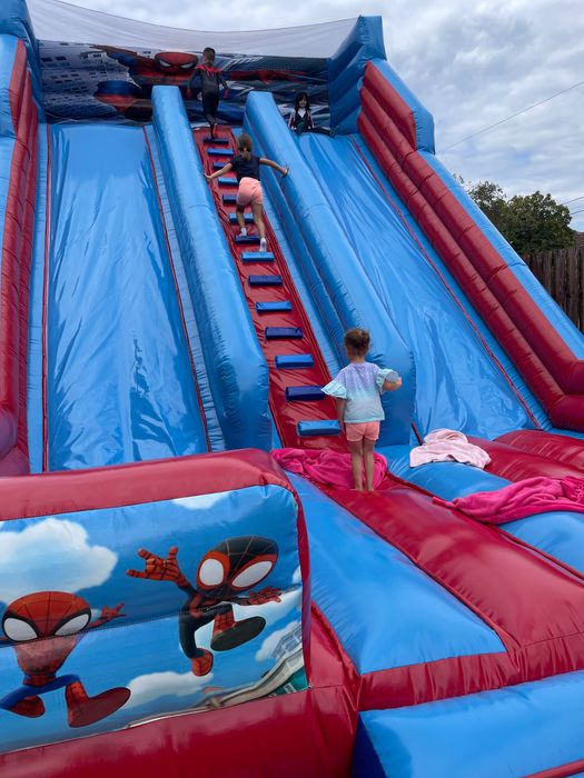 Tobogan gonflabil de închiriat - super party garantat!