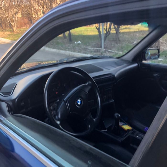 Машина BMW 34.e е