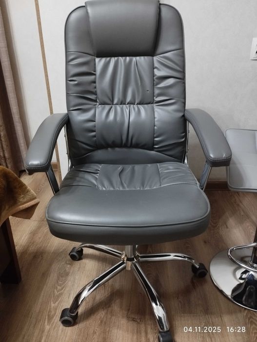 Продам кресло руководителя и барное кресло