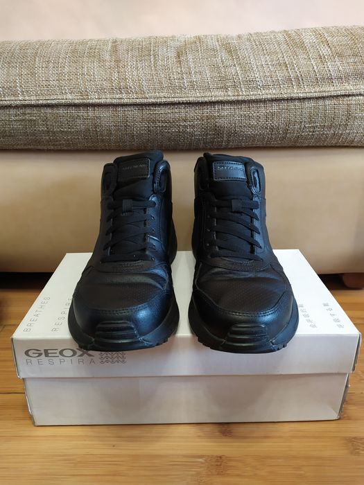 Шикарные кроссовки Skechers размер 42