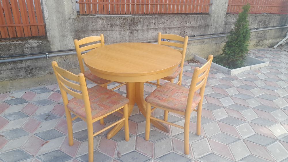 Masa cu 4 scaune extensibila din lemn masiv și pal