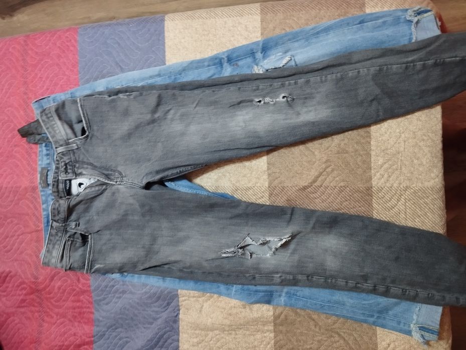 Vand patru perechi de blugi sunt originali îi dau de oare ma strang