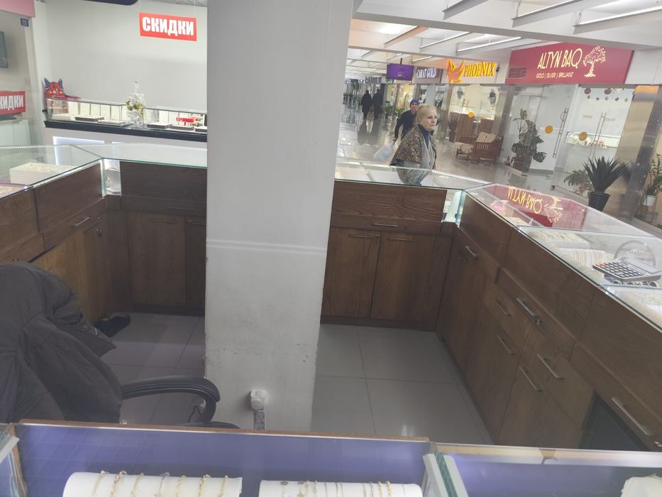 Витрина островок б. У.