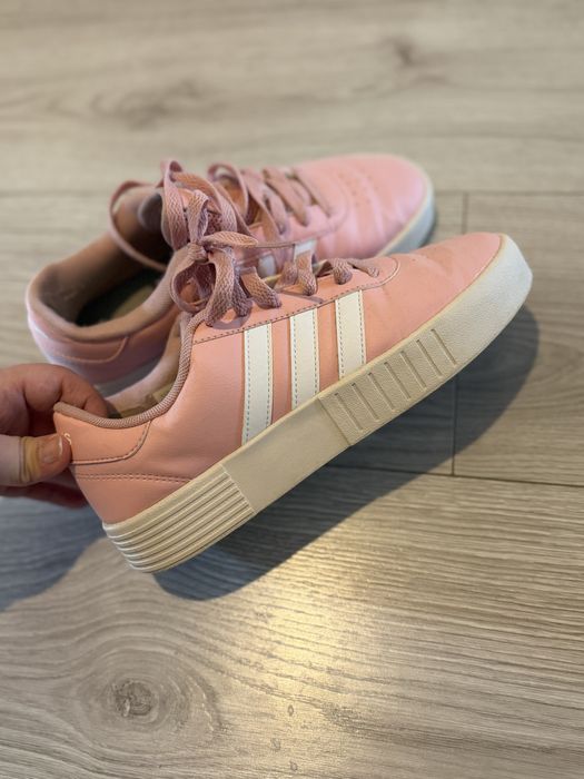 Кроссовки женские