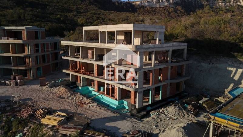 ЕКСКЛУЗИВНО! Двустаен, южен апартамент с морска панорама и двор 80 кв.