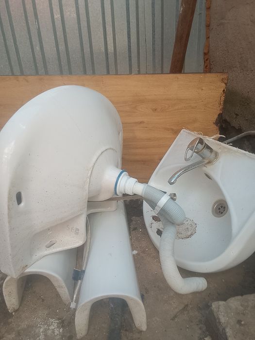 Раковина со смесителями