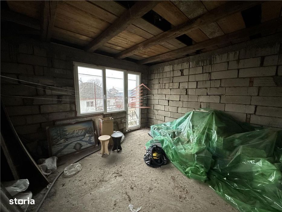 Casa 5 camere parter + etaj, teren de 1000  mq  Livada