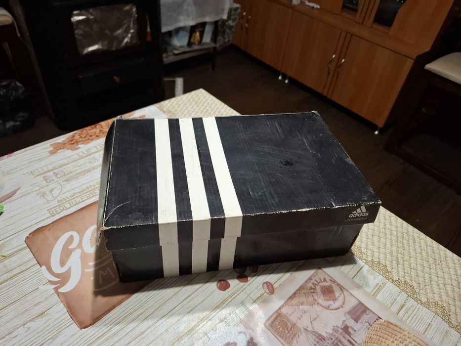 Продавам футболни обувки adidas.