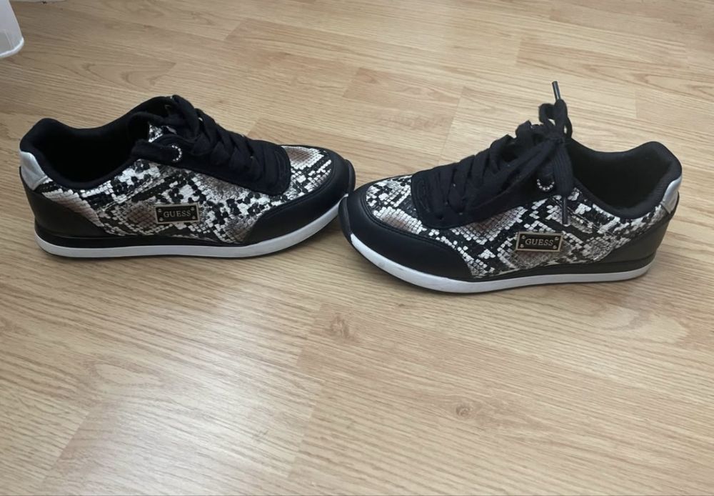 Adidași originali GUESS marimea 37