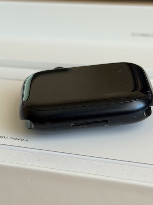 Apple Watch Series 7 45mm с неотваряна каишка + подарък