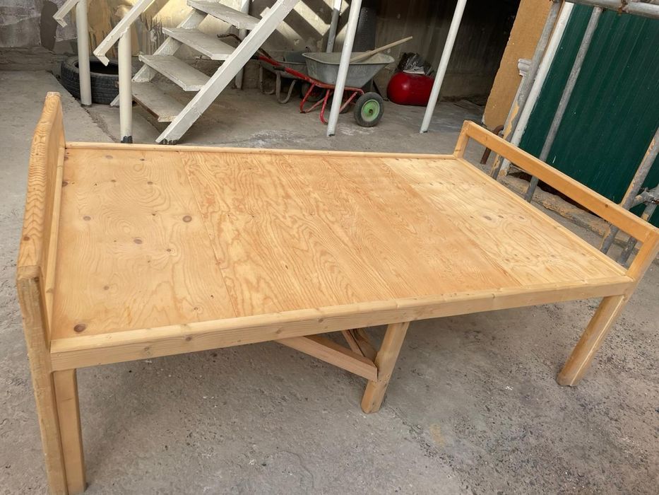 Деревянная кровать