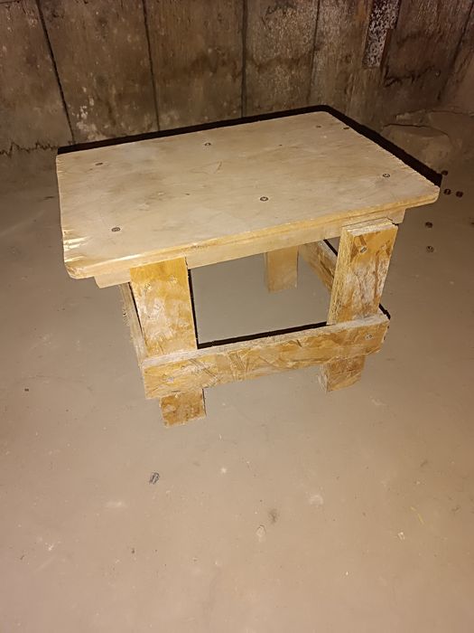 Табуреткие деревянные низкие