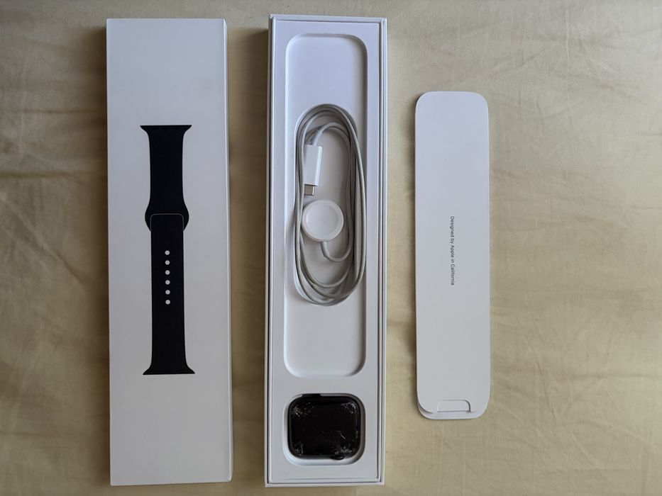 Продаю Apple Watch SE 2 с разбитым стеклом