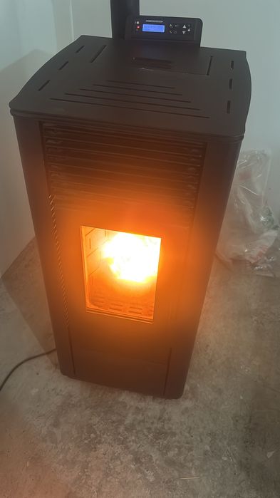 Vând sobă pe peleți Sophia 11 kW cu placa de bază  defectă