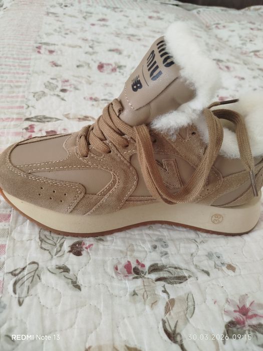 Продам кроссовки женские