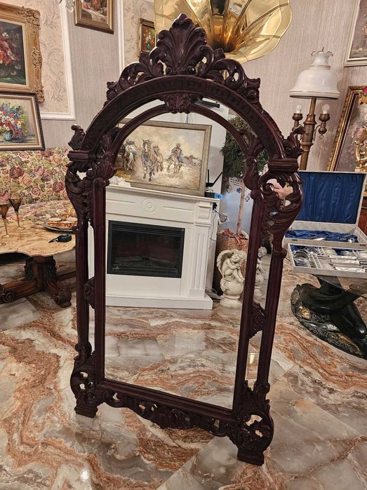 Oglinda cu rama din lemn de mahon.