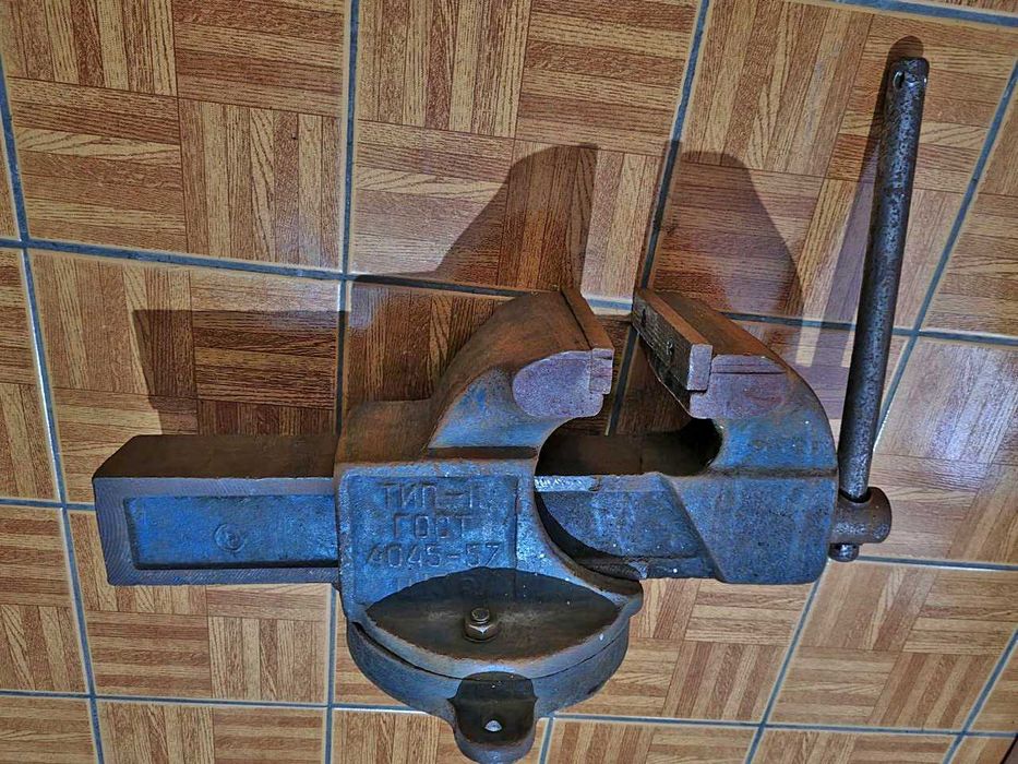 Тиски советские большие, тяжёлые, мощные