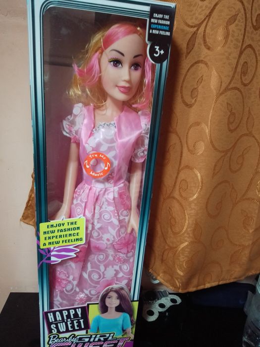 Păpușă Barbie  uriașă care cântă