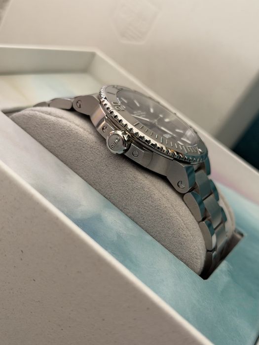 Oris Aquis Date Relief Cherry 43.5mm