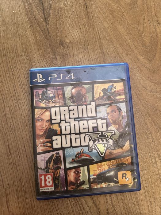 PS4 Slim с 8 игри и 3 джойсти