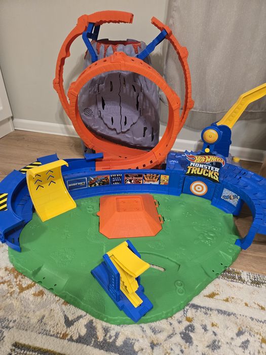 Hot Wheels Monster Truck T-rex Volcano Arena