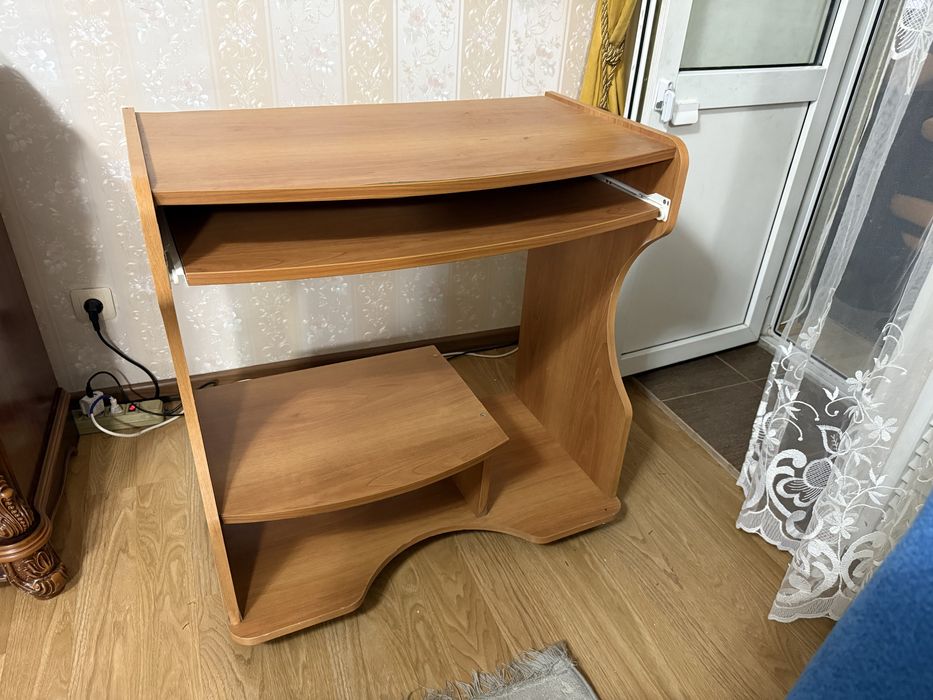 Компактный компьютерный столик