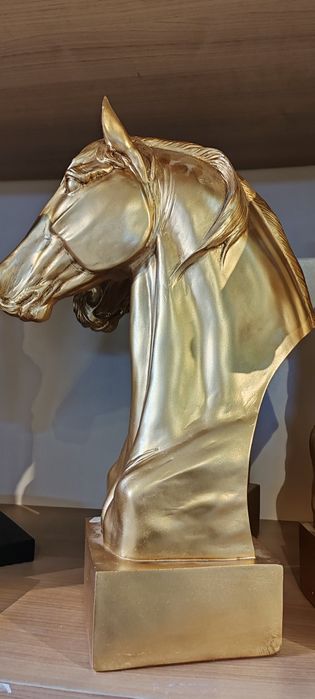 Vând statueta cal aurie