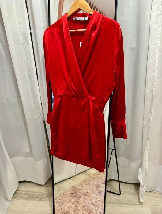 Rochie scurtă din satin roșie cu mâneci lungi Zara mărimea XS