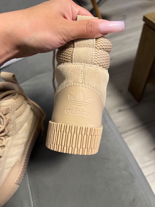 Сникърс и на Адидас