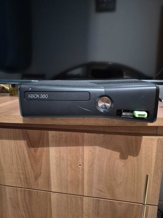 Xbox 360 clasic 15 gb memorie o mansa si un joc fifa 2015