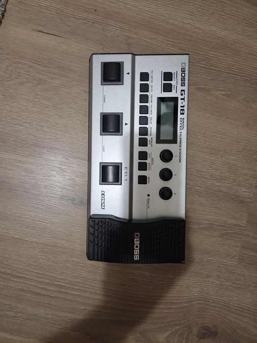 Продавам китарен/бас процесор BOSS GT-1B - отлично състояние!