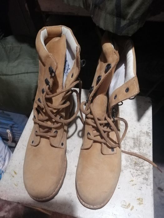 Vind bocanci diferiti