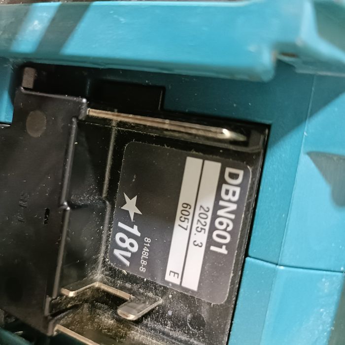 Pistol de cuie pentru lemn 19-64mm Makita DBN601 fabricatie 2025