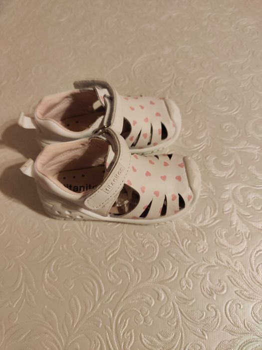 Нови детски сандали номер 20