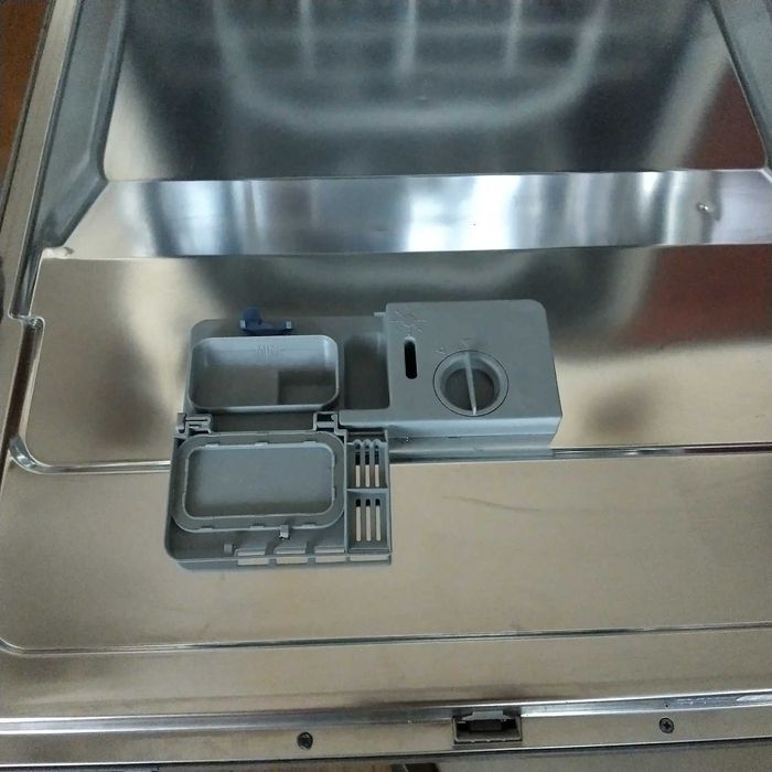 Продавам съдомиялна за вграждане 12 комплекта HOTPOINT ARISTON