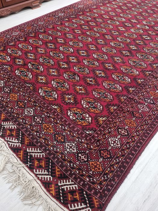 Turkman gilam sotiladi