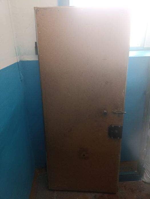 Продам железную дверь б/у