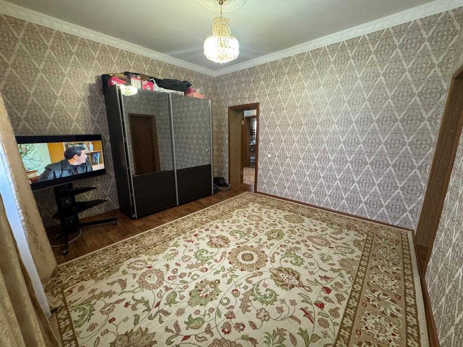 Продаётся участок с двумя домами и дополнительными постройками.