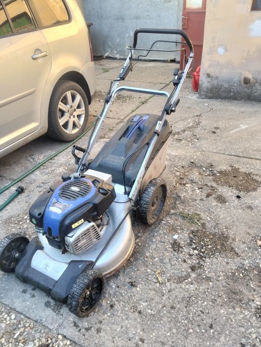Mașina de tuns iarba Briggs Stratton