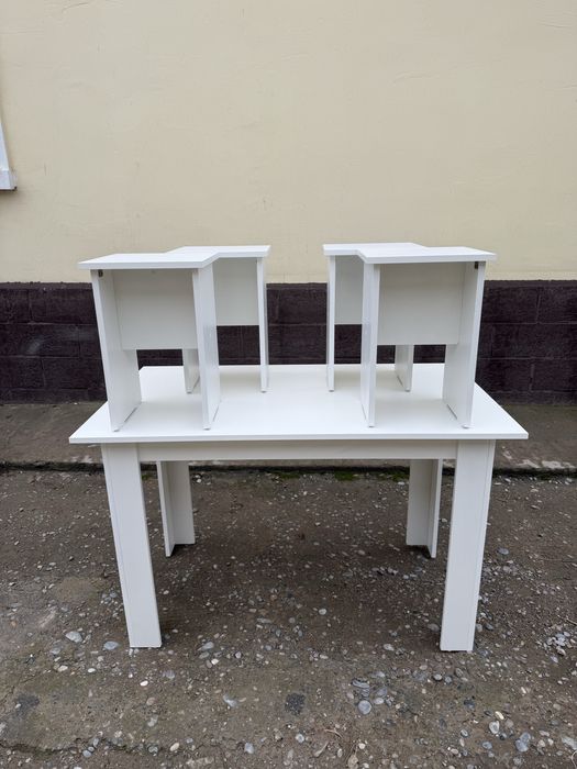 Стол и 4 табуретки