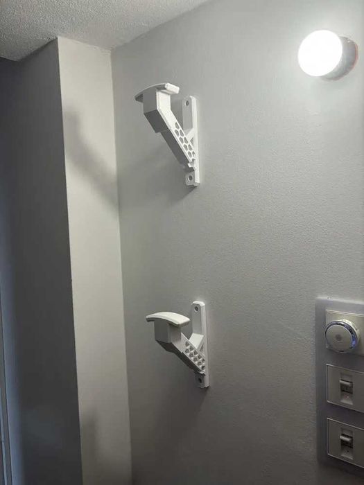 3D принтирана стенна закачалка за мото каска – различни цветове