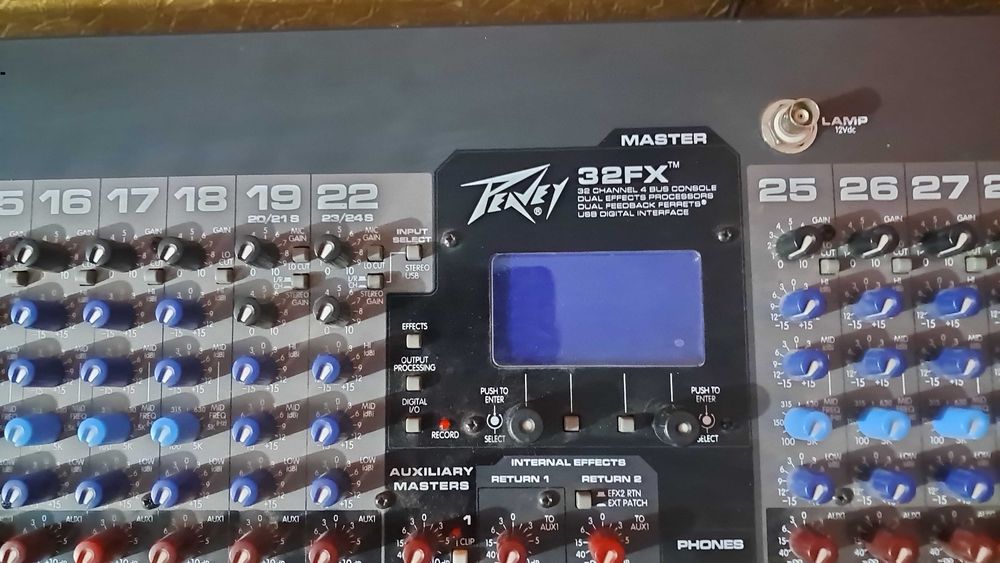 Микшерный пульт большой