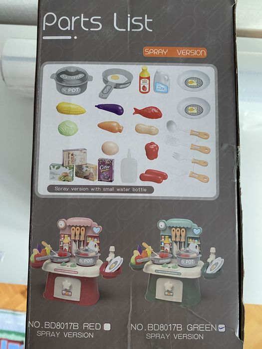 Малка зелена кухня със светещи котлони, пара и мивка с вода