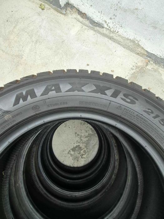 215/60R17 Maxxis