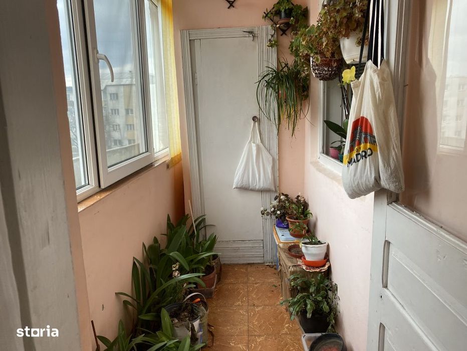 Apartament 4 camere,  zona Calea Moldovei, et. 3