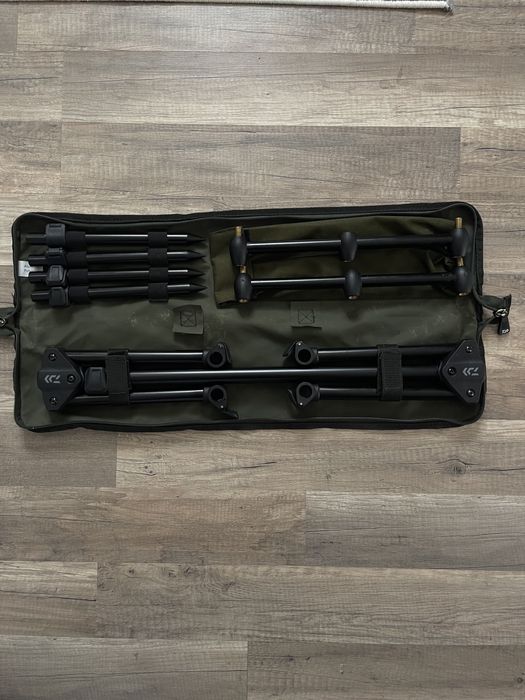 Rod Pod DAIWA Black Widow Low Level - 3 Posturi