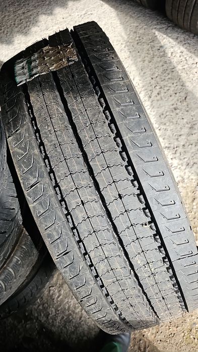 Anvelope 315 70 R22 5 de direcție și de tracțiune.