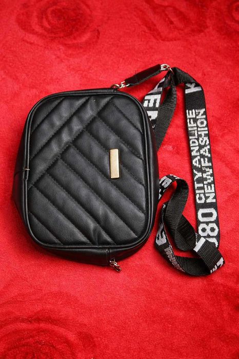 Geantă mică ,compactă ,delicată