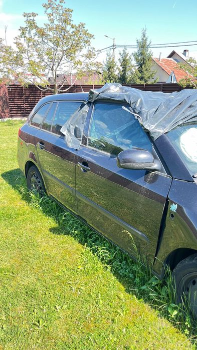 Vând Skoda Fabia.
